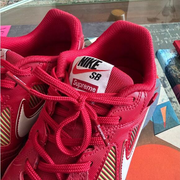 Supreme x Nike SB Gato Red World Famous 2018 AR9821-600